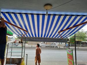 Bạt xanh trắng làm mái che ngoài trời