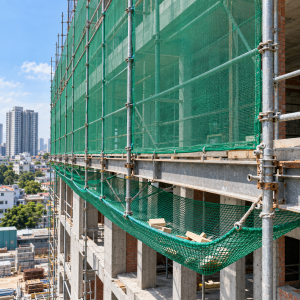 Lưới chống rơi màu xanh lắp dưới giàn giáo công trình
