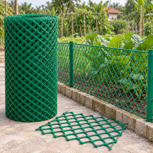 Cuộn lưới nhựa mắt cáo màu xanh với mắt hình thoi trải cạnh hàng rào vườn