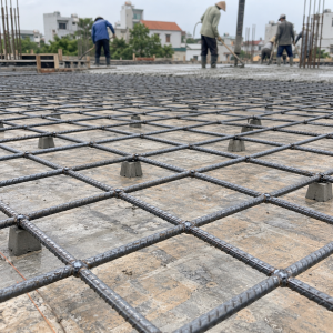 Lưới thép hàn đổ bê tông dạng ô vuông đặt trên con kê