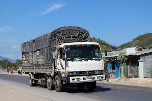 Xe mui bạt không có bạt và quy định che chắn hàng hóa